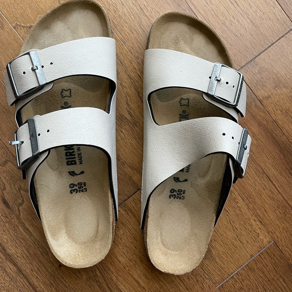 NEW Birkenstock 8W/6M Taupe Suede Arizona.Box is a little beat up from shipping.